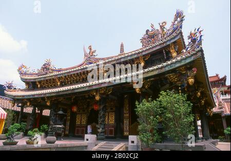 Der Dalongdong Baoan-Tempel (Chinesisch: 大龍峒保安宮; Pe̍h-ōe-jī: Tōa-lông-pōng pó an-Kiong), auch Taipeh Baoan-Tempel (Chinesisch: 臺北保安宮) ist ein taiwanischer Folk-Religion-Tempel, der im Taiwanesen im Bezirk Datong in Taipeh, Taiwan, erbaut wurde. Der heutige Tempel wurde ursprünglich von Clanmitgliedern im Tong'an District (同安) erbaut, die Anfang des 19. Jahrhunderts nach Taipeh einwanderten und dem Tempel den Namen Bao'an (保安) gaben, um "die von Tong'an" (保佑同安) zu schützen. Der Tempelbau begann im Jahr 1804 und ersetzte einen zuvor vorhandenen Holzschrein aus dem Jahr 1742 in Dalongdong. Stockfoto