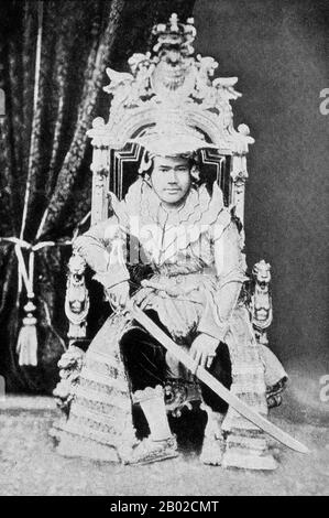 Thibaw Min (1. Januar 1859 - 19. Dezember 1916) war der letzte König der Konbaung-Dynastie von Birma (Myanmar) und auch der letzte in der birmanischen Geschichte. Seine Regierungszeit endete, als Birma am 29. November 1885 vor seiner offiziellen Annektierung am 1. Januar des Jahres 1886 von den Truppen des britischen Empires im Dritten Anglo-Birmanischen Krieg besiegt wurde. Nach der Thronbesteigung wurden Thibaw, seine Frau Supayalat und zwei Säuglingstöchter nach Ratnagiri, Indien, einer Hafenstadt vor dem Arabischen Meer, verbannt. Stockfoto