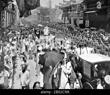 China: Militärparade auf der belebten Nanking Road, 1906. Die internationale Aufmerksamkeit für Shanghai wuchs im 19. Jahrhundert aufgrund seines Wirtschafts- und Handelspotenzials am Yangtze. Während des Ersten Opiumkrieges (1839–1842) hielten britische Truppen die Stadt vorübergehend unter Kontrolle. Der Krieg endete 1842 mit dem Vertrag von Nanjing, der Shanghai und andere Häfen für den internationalen Handel öffnete. 1863 schlossen sich die britische Siedlung südlich des Suzhou Creek (Bezirk Huangpu) und die amerikanische Siedlung nördlich des Suzhou Creek (Bezirk Hongkou) zusammen, um die Internationale Siedlung zu bilden Stockfoto