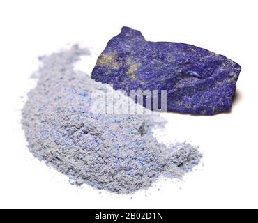 Lapis Lazuli - in Felsform und aufgemahlen, um blaues Pigment zu machen Stockfoto