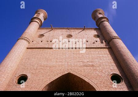 China: Das alte Stadttor, Yarkand, Provinz Xinjiang. Die wichtige Oase von Yarkand (Shache) war einst Sitz eines alten buddhistischen Königreichs und eine wichtige Karawanserei an der südlichen Seidenstraße. Heute ist es eine überwiegend uigurische Stadt mit 375.000 Einwohnern, die Baumwolle, Weizen, Mais und Obst (vor allem Granatäpfel, Birnen und Trauben) sowie Öl und Erdgas produziert. In der Vergangenheit war Yarkand von besonderer Bedeutung als nördlicher Endpunkt für die strategisch bedeutsame Handelsroute nach Leh, der Hauptstadt von Ladakh im von Indien verwalteten Kaschmir, über den Karakoram Pass. Stockfoto