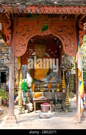 TEP Pranam ist ein spätantiker (16. Jahrhundert) buddhistischer Zufluchtsort, der vermutlich ursprünglich der Mahayana-Schule gewidmet war, aber jetzt aktiv als Ort der Theravada-Anbetung genutzt wird, mit einem großen Buddha-Bild aus Sandstein im sitzenden "Aufruf der Erde zum Zeugen" von Mudra (Körperhaltung). Angkor Thom liegt 1,5 km nördlich von Angkor Wat. Es wurde im späten 12. Jahrhundert von König Jayavarman VII. Erbaut und erstreckt sich über eine Fläche von 9 km², innerhalb derer sich mehrere Denkmäler aus früheren Epochen sowie solche befinden, die von Jayavarman und seinen Nachfolgern eingerichtet wurden. Im Zentrum der Stadt befindet sich Jayavarmans State te Stockfoto