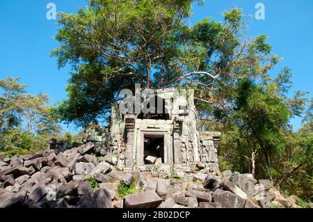 Kambodscha: Beng Mealea (Khmer-Tempel aus dem 12. Jahrhundert), 40km km östlich der Hauptgruppe der Tempel in Angkor. Beng Mealea wurde als hinduistischer Tempel gebaut, aber es gibt einige Schnitzereien, die buddhistische Motive darstellen. Die Geschichte des Tempels ist unbekannt und kann nur durch seinen architektonischen Stil datiert werden, der mit Angkor Wat identisch ist. Daher nahmen die Gelehrten an, dass er während der Herrschaft von König Suryavarman II. Im frühen 12. Jahrhundert erbaut wurde. Kleiner als Angkor Wat, das wichtigste Monument des Königs, Beng Mealea, gehört dennoch zu den größeren Tempeln des Khmer-Reiches. Stockfoto