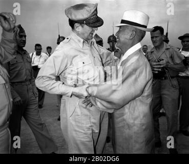 General of the Army Douglas MacArthur (26. Januar 1880 - 5. April 1964) war ein US-amerikanischer General und Feldmarschall der philippinischen Armee, der während der 1930er Jahre Stabschef der United States Army war und im zweiten Weltkrieg eine herausragende Rolle im Pazifiktheater spielte Er leitete das Kommando der Vereinten Nationen im Koreakrieg, bis er am 11. April 1951 von Präsident Harry S. Truman seines Amtes enthoben wurde. Syngman Rhee war ein koreanischer Staatsmann, autoritärer Diktator und der erste präsident der Provisorischen Regierung der Republik Korea sowie der erste präsident Südkoreas. Stockfoto