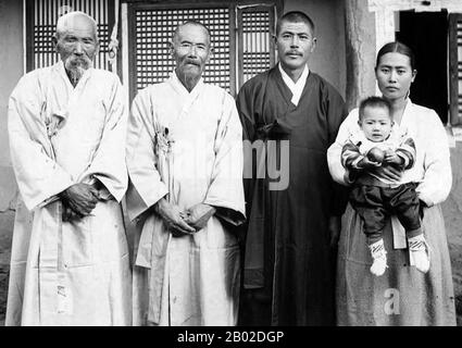 Tjyang - 82 Jahre, John Tjyang - 64 Jahre, Stephen Tjyang - 42 Jahre, Joanna Tjyang - 24 Jahre, Martha Ri - 10 Monate. Die Praxis des Christentums in Korea dreht sich um zwei ihrer größten Zweige, den Protestantismus und den Katholizität, die jeweils 8,6 Millionen bzw. 5,3 Millionen Mitglieder haben. Der römische Katholizität wurde erstmals in der Zeit der späten Joseon-Dynastie eingeführt. 1603 kehrte Yi Gwang-jeong, koreanischer Diplomat, aus Peking zurück und führte mehrere theologische Bücher von Matteo Ricci, einem jesuitischen Missionar nach China. Er begann, die Informationen in den Büchern und die ersten Samen von C zu verbreiten Stockfoto