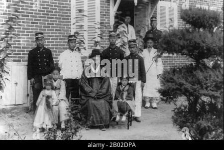 Korea: Eine koreanische Familie, Seoul, Anfang des 20. Jahrhunderts. Seoul ist die Hauptstadt und größte Metropole Südkoreas. Eine Megacity mit mehr als 10 Millionen Einwohnern ist die größte Stadt der entwickelten Welt. Die Hauptstadt von Seoul, zu der auch die umliegende Metropole Incheon und die Provinz Gyeonggi gehören, ist mit über 25,6 Millionen Einwohnern die zweitgrößte Metropolregion der Welt. Sie beherbergt mehr als die Hälfte der Südkoreaner und 632.000 internationale Einwohner. Stockfoto