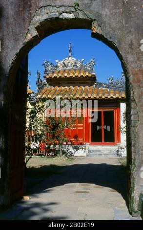 Der Tempel Hung mieu (Hưng Miếu) wurde im 19. Jahrhundert erbaut und der Verehrung von Mutter und Vater von Kaiser Gia Long gewidmet. Kaiser Gia Long ordnete 1805 den Bau der Zitadelle Hue an. Der riesige Komplex ist nach den Vorstellungen von Fengshui oder chinesischer Geomanz gebaut, aber nach den militärischen Prinzipien des französischen Militärarchitekten Sebastien de Vauban aus dem 18. Jahrhundert. Das Ergebnis ist ein ungewöhnlicher und eleganter Hybrid, eine Kaiserstadt im chinesischen Stil, die sorgfältig auf umliegende Hügel, Inseln und Wasserwege ausgerichtet ist, aber von massiven Ziegelmauern zwischen 6 und 12 Metern Höhe a verteidigt wird Stockfoto