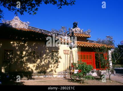 Der Tempel Hung mieu (Hưng Miếu) wurde im 19. Jahrhundert erbaut und der Verehrung von Mutter und Vater von Kaiser Gia Long gewidmet. Kaiser Gia Long ordnete 1805 den Bau der Zitadelle Hue an. Der riesige Komplex ist nach den Vorstellungen von Fengshui oder chinesischer Geomanz gebaut, aber nach den militärischen Prinzipien des französischen Militärarchitekten Sebastien de Vauban aus dem 18. Jahrhundert. Das Ergebnis ist ein ungewöhnlicher und eleganter Hybrid, eine Kaiserstadt im chinesischen Stil, die sorgfältig auf umliegende Hügel, Inseln und Wasserwege ausgerichtet ist, aber von massiven Ziegelmauern zwischen 6 und 12 Metern Höhe a verteidigt wird Stockfoto