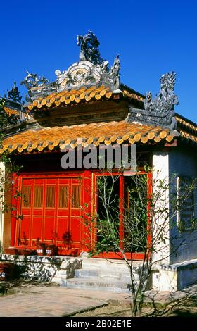 Der Tempel Hung mieu (Hưng Miếu) wurde im 19. Jahrhundert erbaut und der Verehrung von Mutter und Vater von Kaiser Gia Long gewidmet. Kaiser Gia Long ordnete 1805 den Bau der Zitadelle Hue an. Der riesige Komplex ist nach den Vorstellungen von Fengshui oder chinesischer Geomanz gebaut, aber nach den militärischen Prinzipien des französischen Militärarchitekten Sebastien de Vauban aus dem 18. Jahrhundert. Das Ergebnis ist ein ungewöhnlicher und eleganter Hybrid, eine Kaiserstadt im chinesischen Stil, die sorgfältig auf umliegende Hügel, Inseln und Wasserwege ausgerichtet ist, aber von massiven Ziegelmauern zwischen 6 und 12 Metern Höhe a verteidigt wird Stockfoto