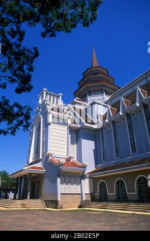 Dieses große Gebäude wurde zwischen 1958 und 1962 in einem hybriden, französisch-vietnamesischen Stil erbaut und dient rund 1.500 Katholiken vor Ort. Hue war zwischen 1802 und 1945 die kaiserliche Hauptstadt der Nguyen-Dynastie. Die Gräber mehrerer Kaiser liegen in und um die Stadt und entlang des Perfume River. Hue gehört zum UNESCO-Weltkulturerbe. Stockfoto