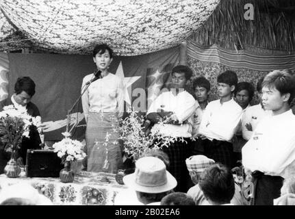 Die 8888 Nationwide Popular Pro-Democracy Protests (auch bekannt als People Power Uprising) waren eine Reihe von Aufmärschen, Demonstrationen, Protesten und Krawallen in der Sozialistischen Republik der Union Birma (heute allgemein bekannt als Birma oder Myanmar). Am 8. August 1988 kam es zu den wichtigsten Ereignissen, die daher als "8888 Uprising" bezeichnet werden. Aung San Suu Kyi (* 19. Juni 1945) ist ein birmanischer Oppositionspolitiker und Generalsekretär der nationalen Liga für Demokratie. Bei den Parlamentswahlen 1990 wurde Suu Kyi zum Premierminister als Führer der siegreichen Partei National League for Democracy gewählt, die w Stockfoto