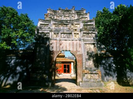 Der Tempel Hung mieu (Hưng Miếu) wurde im 19. Jahrhundert erbaut und der Verehrung von Mutter und Vater von Kaiser Gia Long gewidmet. Kaiser Gia Long ordnete 1805 den Bau der Zitadelle Hue an. Der riesige Komplex ist nach den Vorstellungen von Fengshui oder chinesischer Geomanz gebaut, aber nach den militärischen Prinzipien des französischen Militärarchitekten Sebastien de Vauban aus dem 18. Jahrhundert. Das Ergebnis ist ein ungewöhnlicher und eleganter Hybrid, eine Kaiserstadt im chinesischen Stil, die sorgfältig auf umliegende Hügel, Inseln und Wasserwege ausgerichtet ist, aber von massiven Ziegelmauern zwischen 6 und 12 Metern Höhe a verteidigt wird Stockfoto