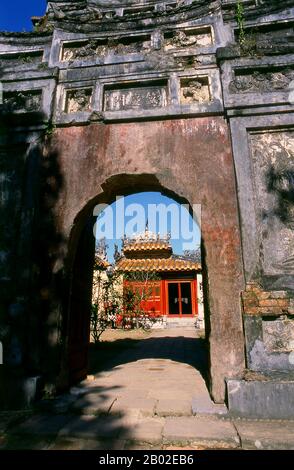 Der Tempel Hung mieu (Hưng Miếu) wurde im 19. Jahrhundert erbaut und der Verehrung von Mutter und Vater von Kaiser Gia Long gewidmet. Kaiser Gia Long ordnete 1805 den Bau der Zitadelle Hue an. Der riesige Komplex ist nach den Vorstellungen von Fengshui oder chinesischer Geomanz gebaut, aber nach den militärischen Prinzipien des französischen Militärarchitekten Sebastien de Vauban aus dem 18. Jahrhundert. Das Ergebnis ist ein ungewöhnlicher und eleganter Hybrid, eine Kaiserstadt im chinesischen Stil, die sorgfältig auf umliegende Hügel, Inseln und Wasserwege ausgerichtet ist, aber von massiven Ziegelmauern zwischen 6 und 12 Metern Höhe a verteidigt wird Stockfoto