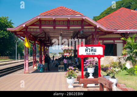 Von den Einheimischen in Rechnung gestellt, und aus diesem Grund, als "Thailands schönster Bahnhof", war dieses Holzgebäude einst ein königlicher Pavillon im Sanamchan-Palast in der Provinz Nakhon Pathom. Sie wurde nach Hua hin verlegt und 1968 als Bahnhof umstrukturiert. Tatsächlich überströmt der Bahnhof mit einem Zeitzauber vom rot-weiß gefliesten Bahnsteig über die glänzende, stillgelegte Dampflok, die gegenüber dem Bahnsteig dauerhaft ausgestellt ist, bis hin zum pinkfarbenen Warteraum. Das Herzstück muss aber die rosafarbene, gelbe und weiße Mehrschiffsala sein, die als Hauptbahnhaus dient. Mehr Tempel Stockfoto