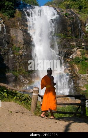 DOI Inthanon ist mit 2.595 Metern der höchste Berg Thailands. Benannt ist es nach Phra Inthawichayanon, dem letzten König von Chiang Mai, der um die Jahrhundertwende starb und dessen Überreste in einem kleinen weißen Chedi in der Nähe des Gipfels rot liegen. Stockfoto