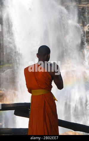 DOI Inthanon ist mit 2.595 Metern der höchste Berg Thailands. Benannt ist es nach Phra Inthawichayanon, dem letzten König von Chiang Mai, der um die Jahrhundertwende starb und dessen Überreste in einem kleinen weißen Chedi in der Nähe des Gipfels rot liegen. Stockfoto