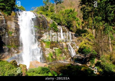 DOI Inthanon ist mit 2.595 Metern der höchste Berg Thailands. Benannt ist es nach Phra Inthawichayanon, dem letzten König von Chiang Mai, der um die Jahrhundertwende starb und dessen Überreste in einem kleinen weißen Chedi in der Nähe des Gipfels rot liegen. Stockfoto