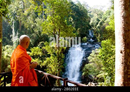 DOI Inthanon ist mit 2.595 Metern der höchste Berg Thailands. Benannt ist es nach Phra Inthawichayanon, dem letzten König von Chiang Mai, der um die Jahrhundertwende starb und dessen Überreste in einem kleinen weißen Chedi in der Nähe des Gipfels rot liegen. Stockfoto