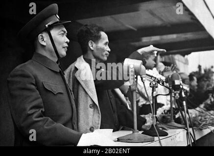 Vietnam: General Vo Nguyen Giap (links) und stellvertretender Premierminister Pham Van Dong (Mitte) nehmen am 15. Januar 1955 an einer Begrüßungszeremonie für Präsident Ho Chi Minh, Hanoi, teil. Võ Nguyên Giáp (* 25. August 1911 bis 4. Oktober 2013) war ein vietnamesischer Offizier in der Vietnamesischen Volksarmee und Politiker. Er war Hauptkommandeur in zwei Kriegen: Dem Ersten Indochina-Krieg (1946–1954) und dem Zweiten Indochina-Krieg (1960–1975). Er nahm an folgenden historisch bedeutsamen Schlachten Teil: Lạng Sơn (1950), Hòa Bình (1951–1952), Điện Biên Phủ (1954), Tết (1968) und Nguyên Huế (1972). Stockfoto