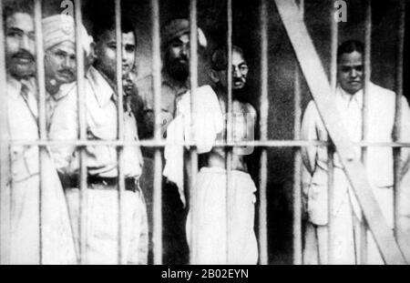 Mohandas Karamchand Gandhi (2. Oktober 1869 - 30. Januar 1948) war der führende politische und ideologische Führer Indiens während der indischen Unabhängigkeitsbewegung. Er war Wegbereiter für Satyagraha. Dies ist definiert als Widerstand gegen die Tyrannei durch massenhaften zivilen Ungehorsam, eine Philosophie, die fest auf Ahimsa gegründet ist, oder völlige Gewaltlosigkeit. Dieses Konzept half Indien, Unabhängigkeit zu erlangen und inspirierte Bewegungen für Bürgerrechte und Freiheit auf der ganzen Welt. Gandhi wird oft als Mahatma Gandhi oder "Große Seele" bezeichnet, ein Honoratior, der zuerst von Rabindranath Tagore auf ihn angewendet wurde. In Indien wird er auch Bapu (Guj Stockfoto