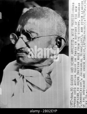 Mohandas Karamchand Gandhi (2. Oktober 1869 - 30. Januar 1948) war der führende politische und ideologische Führer Indiens während der indischen Unabhängigkeitsbewegung. Er war Wegbereiter für Satyagraha. Dies ist definiert als Widerstand gegen die Tyrannei durch massenhaften zivilen Ungehorsam, eine Philosophie, die fest auf Ahimsa gegründet ist, oder völlige Gewaltlosigkeit. Dieses Konzept half Indien, Unabhängigkeit zu erlangen und inspirierte Bewegungen für Bürgerrechte und Freiheit auf der ganzen Welt. Gandhi wird oft als Mahatma Gandhi oder "Große Seele" bezeichnet, ein Honoratior, der zuerst von Rabindranath Tagore auf ihn angewendet wurde. In Indien wird er auch Bapu (Guj