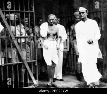 Mohandas Karamchand Gandhi (2. Oktober 1869 - 30. Januar 1948) war der führende politische und ideologische Führer Indiens während der indischen Unabhängigkeitsbewegung. Er war Wegbereiter für Satyagraha. Dies ist definiert als Widerstand gegen die Tyrannei durch massenhaften zivilen Ungehorsam, eine Philosophie, die fest auf Ahimsa gegründet ist, oder völlige Gewaltlosigkeit. Dieses Konzept half Indien, Unabhängigkeit zu erlangen und inspirierte Bewegungen für Bürgerrechte und Freiheit auf der ganzen Welt. Gandhi wird oft als Mahatma Gandhi oder "Große Seele" bezeichnet, ein Honoratior, der zuerst von Rabindranath Tagore auf ihn angewendet wurde. In Indien wird er auch Bapu (Guj Stockfoto