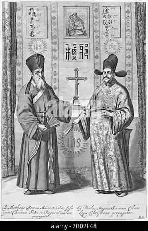 Matteo Ricci, SJ (6. Oktober 1552 - 11. Mai 1610; vereinfachtes Chinesisch: Lì Mǎdòu; Höflichkeitsname: Xītài) war ein italienischer Jesuitenpater und eine der Gründungsfiguren der jesuitischen China-Mission. Xu Guangqi (vereinfachtes Chinesisch: 徐光启; traditionelles Chinesisch: 徐光啟; Pinyin: Xú Guāngqǐ; 24. April 1562 - 8. November 1633), der später den Taufnamen Paul (vereinfachtes Chinesisch: 保禄; traditionelles Chinesisch: 保祿) übernahm, war ein chinesischer Gelehrtenbürokrat, Agrarwissenschaftler, Astronom und Mathematikhistoriker in der Ming-Dynastie. Stockfoto