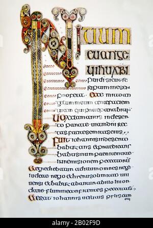 Das Buch von Durrow ist ein mittelalterlichen illuminierten Evangelienbuch im insularen Kunststil. Sie entstand vermutlich zwischen 650 und 700 CE. Der Ort der Entstehung könnte vielleicht Durrow Abbey in Irland oder ein Kloster in Northumbria im Nordosten Englands (wo das Kloster in Lindisfarne der wahrscheinliche Kandidat wäre) oder vielleicht Iona Abbey im Westen Schottlands gewesen sein -- Der Herkunftsort wird seit Jahrzehnten von Historikern debattiert, ohne dass sich ein Konsens abzeichnet. Das Buch Durrow war sicherlich um 916 in der Durrow Abbey. Heute befindet es sich in der Bibliothek am Trinity College in Dublin (MS A. 4. 5. (57)). Stockfoto