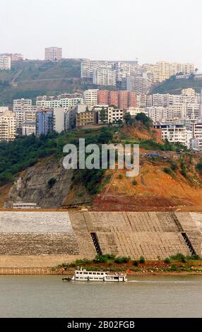 Die Stadt Wushan liegt am westlichen Eingang der Wu-Schlucht (巫峡) in der Region Three Gorges in China. WUSHAN ist berühmt für seine Kleinen Drei Schluchten (小三峡), die sich am nahe gelegenen Fluss Daning (大宁河) befinden. WUSHAN liegt am nördlichen Ufer des Jangtsekiang (Yangzi), der in der Region Gorges nach dem Bau der Drei-Schluchten-Staumauer überschwemmt wurde. Die ursprüngliche Stadt wurde aufgegeben und unter den steigenden Gewässern unterspült, und die neue Stadt wurde auf den Hügeln oberhalb gebaut. Stockfoto