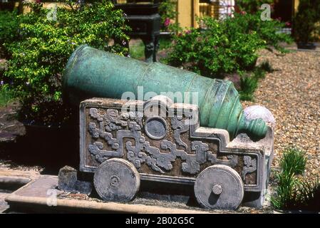 Kaiser Gia Long ordnete 1805 den Bau der Zitadelle Hue an. Der riesige Komplex ist nach den Vorstellungen von Fengshui oder chinesischer Geomanz gebaut, aber nach den militärischen Prinzipien des französischen Militärarchitekten Sebastien de Vauban aus dem 18. Jahrhundert. Das Ergebnis ist ein ungewöhnlicher und eleganter Hybrid, eine Kaiserstadt im chinesischen Stil, die sorgfältig auf umliegende Hügel, Inseln und Wasserwege ausgerichtet ist, aber von massiven Ziegelmauern zwischen 6 und 12 Metern Höhe und 2,5 Metern Dicke verteidigt wird, die von Türmen, Wällen, einem massiven Erdgletschen und 24 von Vauban inspirierten Bastionen durchsetzt sind. Der gesamte Komplex war Pelz Stockfoto