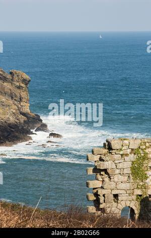 Das Felsvorsprung aus Granit von Gurnard's Head mit zerstörten Zinnbergwerken an der Küste von Cornwall, England Stockfoto