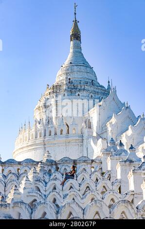 Touristen posiert bei Sonnenuntergang vor der Myathindan Pagode White Temple in der Nähe des Irrawaddy River Stockfoto