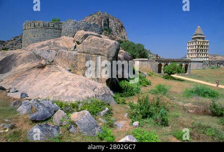 Indien: Befestigungsanlagen und Turm in Gingee Fort, Tamil Nadu. Gingee Fort oder Senji Fort war ursprünglich der Ort einer kleinen Festung, die von der Chola Dynastie im 9. Jahrhundert erbaut wurde. Das Fort wurde im 13. Jahrhundert von Kurumbar verändert. Das Fort in seiner heutigen Form wurde im 15. Und 16. Jahrhundert von der Nayak-Dynastie erbaut. Das Fort ging 1677 unter der Führung von Shivaji an die Marathas, 1761 an die Bijapur Sultane, die Moghuls, die Carnatic Nawabs, die Franzosen und dann die Briten vorbei. Das Fort ist eng mit Raja Tej Singh verbunden. Stockfoto