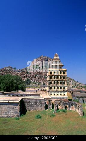 Indien: Die Festung Gingee, Tamil Nadu. Gingee Fort oder Senji Fort war ursprünglich der Ort einer kleinen Festung, die von der Chola Dynastie im 9. Jahrhundert erbaut wurde. Das Fort wurde im 13. Jahrhundert von Kurumbar verändert. Das Fort in seiner heutigen Form wurde im 15. Und 16. Jahrhundert von der Nayak-Dynastie erbaut. Das Fort ging 1677 unter der Führung von Shivaji an die Marathas, 1761 an die Bijapur Sultane, die Moghuls, die Carnatic Nawabs, die Franzosen und dann die Briten vorbei. Das Fort ist eng mit Raja Tej Singh verbunden. Stockfoto