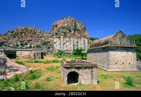 Indien: Gingee Fort, Tamil Nadu. Gingee Fort oder Senji Fort in war ursprünglich der Ort einer kleinen Festung, die von der Chola Dynastie im 9. Jahrhundert erbaut wurde. Das Fort wurde im 13. Jahrhundert von Kurumbar verändert. Das Fort in seiner heutigen Form wurde im 15. Und 16. Jahrhundert von der Nayak-Dynastie erbaut. Das Fort ging 1677 unter der Führung von Shivaji an die Marathas, 1761 an die Bijapur Sultane, die Moghuls, die Carnatic Nawabs, die Franzosen und dann die Briten vorbei. Das Fort ist eng mit Raja Tej Singh verbunden. Stockfoto