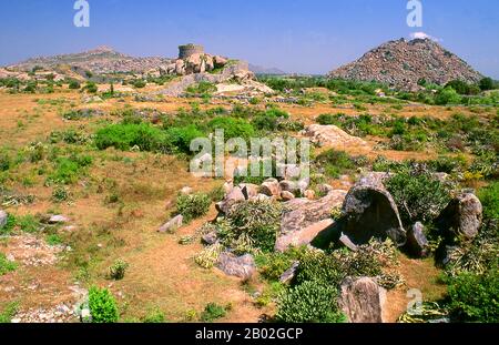 Indien: Gingee Fort, Tamil Nadu. Gingee Fort oder Senji Fort in war ursprünglich der Ort einer kleinen Festung, die von der Chola Dynastie im 9. Jahrhundert erbaut wurde. Das Fort wurde im 13. Jahrhundert von Kurumbar verändert. Das Fort in seiner heutigen Form wurde im 15. Und 16. Jahrhundert von der Nayak-Dynastie erbaut. Das Fort ging 1677 unter der Führung von Shivaji an die Marathas, 1761 an die Bijapur Sultane, die Moghuls, die Carnatic Nawabs, die Franzosen und dann die Briten vorbei. Das Fort ist eng mit Raja Tej Singh verbunden. Stockfoto