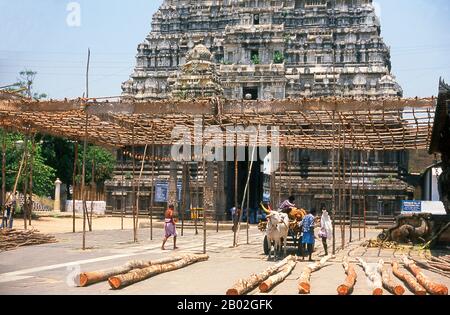 Der Varadharaja Perumal-Tempel oder Hastagiri oder Attiyuran ist ein Hindu-Tempel, der Fürst Vishnu gewidmet ist und zu den Divya Desams gehört, die 108 Tempel von Vishnu glaubten, von den 12 Dichterheiligen oder Alwars besucht worden zu sein. Sie wurde ursprünglich 1053 von den Cholas erbaut und später während der Regierungszeit der großen Chola-Könige Kulottunga Chola I und Vikrama Chola erweitert. Im 14. Jahrhundert wurde von den späteren Chola-Königen eine weitere Mauer und ein Gopura errichtet. Stockfoto