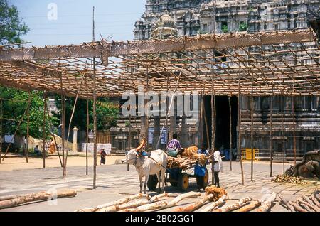 Der Varadharaja Perumal-Tempel oder Hastagiri oder Attiyuran ist ein Hindu-Tempel, der Fürst Vishnu gewidmet ist und zu den Divya Desams gehört, die 108 Tempel von Vishnu glaubten, von den 12 Dichterheiligen oder Alwars besucht worden zu sein. Sie wurde ursprünglich 1053 von den Cholas erbaut und später während der Regierungszeit der großen Chola-Könige Kulottunga Chola I und Vikrama Chola erweitert. Im 14. Jahrhundert wurde von den späteren Chola-Königen eine weitere Mauer und ein Gopura errichtet. Stockfoto