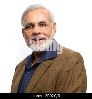 Indien: Narendra Damodardas Modi (17. September 1950), Premierminister von Indien (R. 2014), 2013. Narendra Damodardas Modi, geboren am 17. September 1950, wurde am 26. Mai 2014 14. Premierminister Indiens. Modi war ein wichtiger Stratege der Bharatiya Janata Party (BJP) bei den erfolgreichen Wahlkampagnen 1995 und 1998 in Gujarat und war eine wichtige Wahlkampffigur bei den Parlamentswahlen 2009, die schließlich von der United Progressive Alliance (UPA) gewonnen wurden. Nach dem Rücktritt seines Vorgängers Keshubhai Patel wurde er im Oktober 2001 erster Minister von Gujarat. Stockfoto