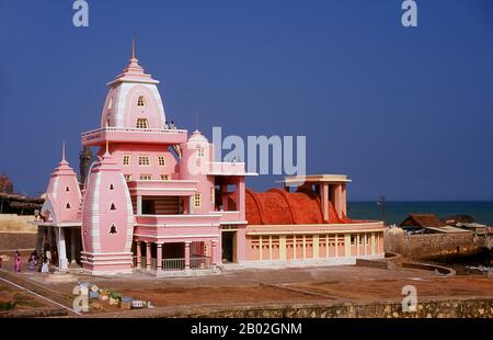 Kanyakumari, früher Cape Comorin genannt, liegt am südlichsten Punkt des indischen Festlandes. Es ist die Südspitze der Cardamom Hills, einer Erweiterung der Westghats, die entlang der Westküste Indiens reichen. Kanyakumari nimmt seinen Namen von der als Schwester Krishnas geltenden Göttin Devi Kanya Kumari. Frauen beten zu ihr für die Ehe. Es wird angenommen, dass die Göttin diejenige ist, die die Starrheit unseres Geistes beseitigt. Der Tempel hier ist ein Shakti Peetha, einer der heiligsten Schreine der Muttergöttin. Stockfoto