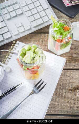 Gesundes Mitnehmen-awayOffice Mittagessen. Veganer Gemüsesalat in Glasgefäßen, mit geschnittenem frischem Gemüse. Entgiftung, rohes Essen und Zero Waste Lunch Konzept. Stockfoto