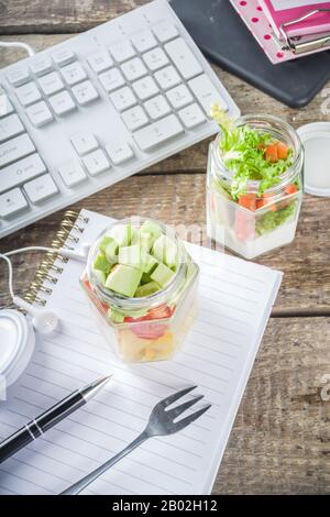 Gesundes Mitnehmen-awayOffice Mittagessen. Veganer Gemüsesalat in Glasgefäßen, mit geschnittenem frischem Gemüse. Entgiftung, rohes Essen und Zero Waste Lunch Konzept. Stockfoto