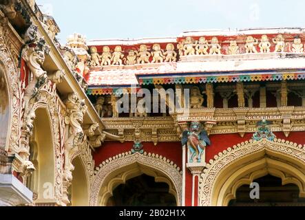 Der Thirumalai Nayak Palast wurde 1636 von König Thirumalai Nayak erbaut und ist eine klassische Verschmelzung von dravidischen und islamischen Stilen. Stockfoto