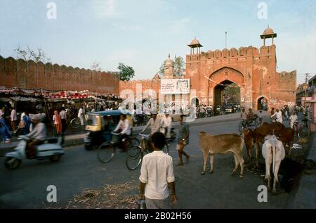 Jaipur ist die Hauptstadt und größte Stadt des indischen Bundesstaats Rajasthan. Sie wurde am 18. November 1727 von Maharaja Sawai Jai Singh II., dem Machthaber von Amber, gegründet, nach dem die Stadt benannt wurde. Die Stadt zählt heute 3,1 Millionen Einwohner. Jaipur ist als Pink City of India bekannt. Die Stadt ist bemerkenswert unter den vormodernen indischen Städten für die Breite und Regelmäßigkeit ihrer Straßen, die in sechs Sektoren aufgeteilt sind, die durch breite Straßen 34 m breit sind. Die Stadtquartiere sind weiter durch Netzwerke von vergriffenen Straßen geteilt. Fünf Viertel umschließen die Ost-, Süd- und Westseite einer ce Stockfoto