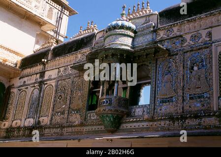 Der Stadtpalast wurde zwischen 1729 und 1732 erbaut, zunächst von Maharaja Sawai Jai Singh II Er plante und baute die Außenmauern, spätere Anbauten wurden von aufeinanderfolgenden Herrschern bis ins 20. Jaipur ist die Hauptstadt und größte Stadt des indischen Bundesstaats Rajasthan. Sie wurde am 18. November 1727 von Maharaja Sawai Jai Singh II., dem Machthaber von Amber, gegründet, nach dem die Stadt benannt wurde. Die Stadt zählt heute 3,1 Millionen Einwohner. Jaipur ist als Pink City of India bekannt. Die Stadt ist bemerkenswert unter den vormodernen indischen Städten für die Breite und Regelmäßigkeit ihrer Straßen, die ar Stockfoto