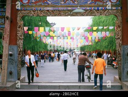 Zhangye ist ein wichtiges leichtes Industrie- und Landwirtschaftszentrum im Herzen des Hexi-Korridors mit etwa 200.000 Einwohnern. Es war ursprünglich eine wichtige Garnisonsstadt, die den Seidenstraßenverkehr schützen und die lästigen nomadischen Invasoren aus China Ordnungsgemäß fernhalten sollte. Stockfoto