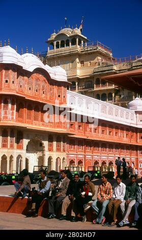 Der Stadtpalast wurde zwischen 1729 und 1732 erbaut, zunächst von Maharaja Sawai Jai Singh II Er plante und baute die Außenmauern, spätere Anbauten wurden von aufeinanderfolgenden Herrschern bis ins 20. Jaipur ist die Hauptstadt und größte Stadt des indischen Bundesstaats Rajasthan. Sie wurde am 18. November 1727 von Maharaja Sawai Jai Singh II., dem Machthaber von Amber, gegründet, nach dem die Stadt benannt wurde. Die Stadt zählt heute 3,1 Millionen Einwohner. Jaipur ist als Pink City of India bekannt. Die Stadt ist bemerkenswert unter den vormodernen indischen Städten für die Breite und Regelmäßigkeit ihrer Straßen, die ar Stockfoto