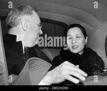 Soong May-ling oder Soong Mei-ling, auch bekannt als Madame Chiang Kai-shek (traditionelles Chinesisch: 宋美齡; vereinfachtes Chinesisch: 宋美龄; Pinyin: Sòng Měilíng; 5. März 1898 - 23. Oktober 2003) war eine First Lady der Republik China (ROC), die Ehefrau des früheren Präsidenten Chiang Kai-shek (蔣中正/蔣介石). Franklin Delano Roosevelt (30. Januar 1882 - 12. April 1945), allgemein bekannt durch seine Initialen FDR, war ein amerikanischer Staatsmann und politischer Führer, der als 32. Präsident der Vereinigten Staaten tätig war. Als Demokrat wurde er viermal gewählt und war von März 1933 bis zu seinem Tod im April 1945 tätig. Er war ein zentraler Profi Stockfoto