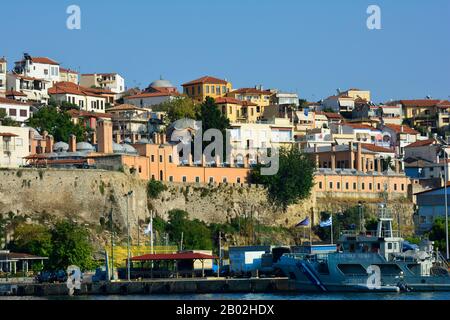 Griechenland, Kavala, Imaret und Gebäude auf der Panaghia-Halbinsel Stockfoto