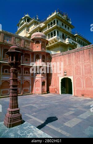 Der Stadtpalast wurde zwischen 1729 und 1732 erbaut, zunächst von Maharaja Sawai Jai Singh II Er plante und baute die Außenmauern, spätere Anbauten wurden von aufeinanderfolgenden Herrschern bis ins 20. Jaipur ist die Hauptstadt und größte Stadt des indischen Bundesstaats Rajasthan. Sie wurde am 18. November 1727 von Maharaja Sawai Jai Singh II., dem Machthaber von Amber, gegründet, nach dem die Stadt benannt wurde. Die Stadt zählt heute 3,1 Millionen Einwohner. Jaipur ist als Pink City of India bekannt. Die Stadt ist bemerkenswert unter den vormodernen indischen Städten für die Breite und Regelmäßigkeit ihrer Straßen, die ar Stockfoto